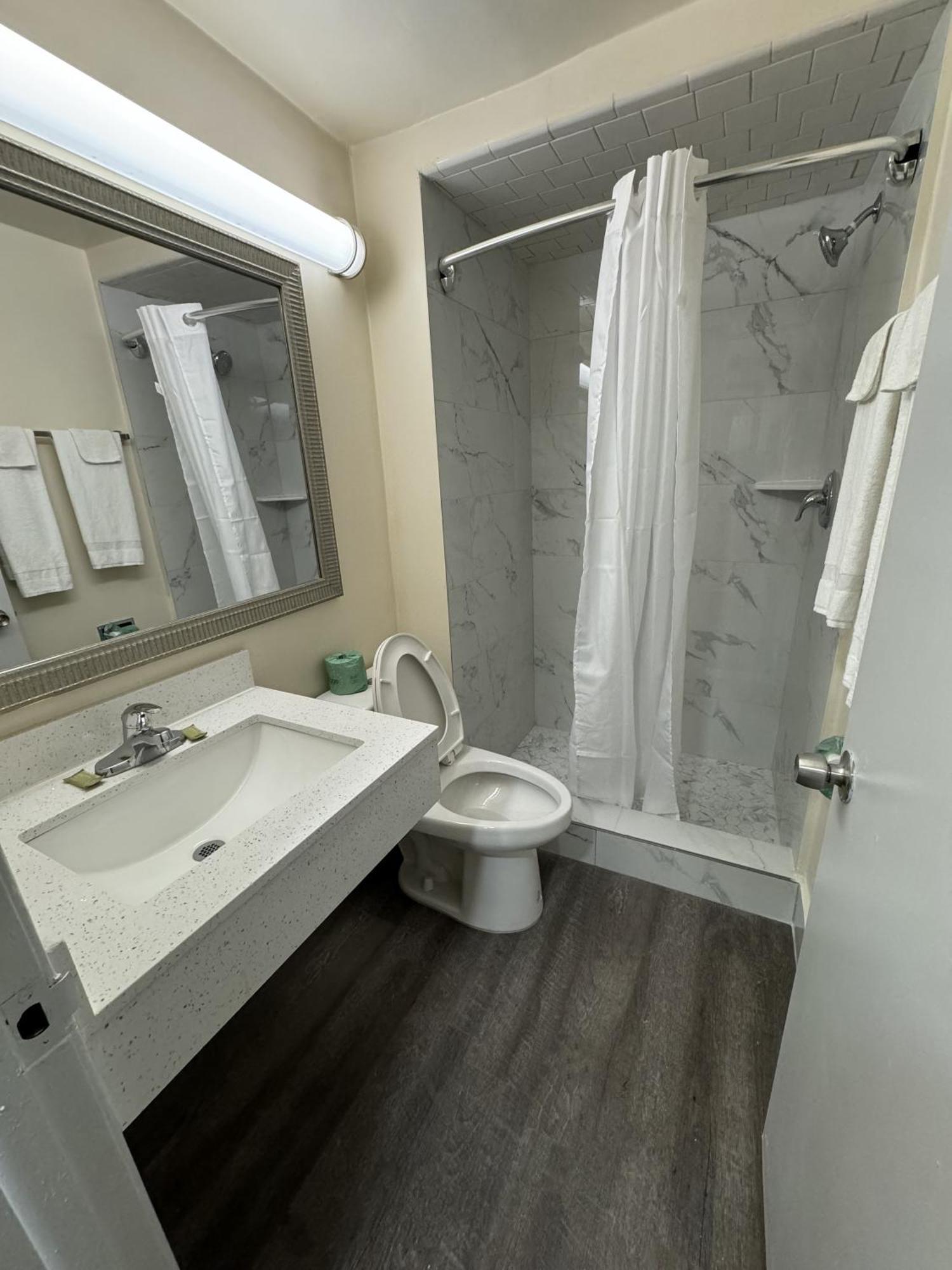James River Inn & Suites Newport News Extérieur photo