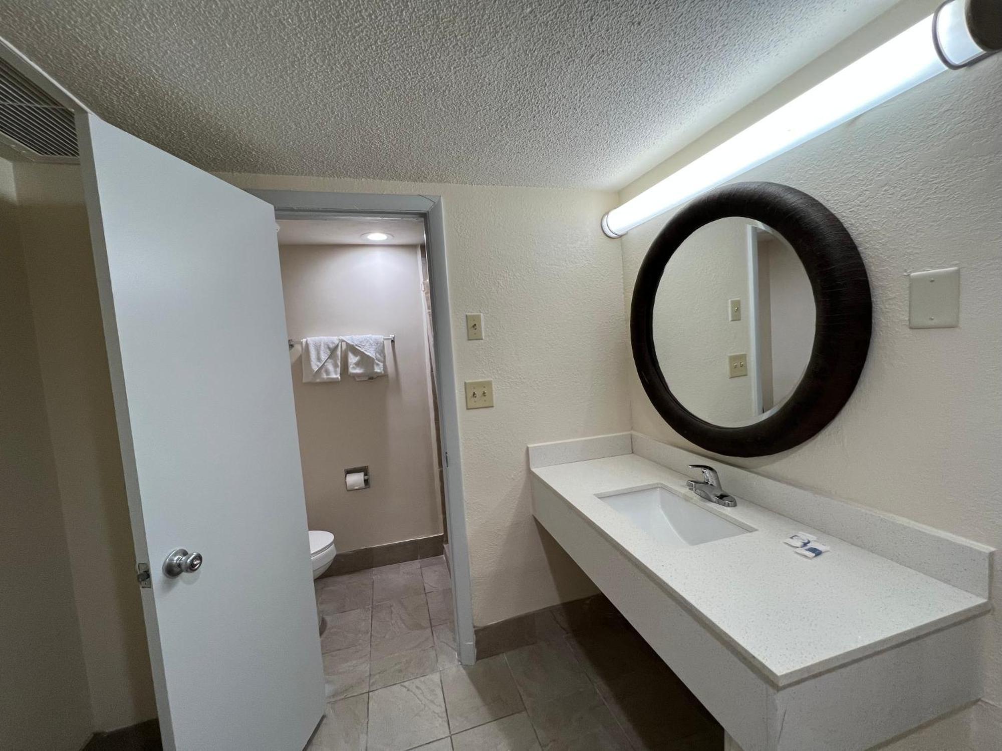 James River Inn & Suites Newport News Extérieur photo